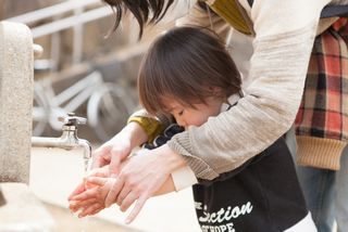 手洗いをする子供