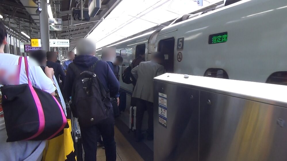 新大阪駅のホームに新幹線「さくら」が入ってきたところ